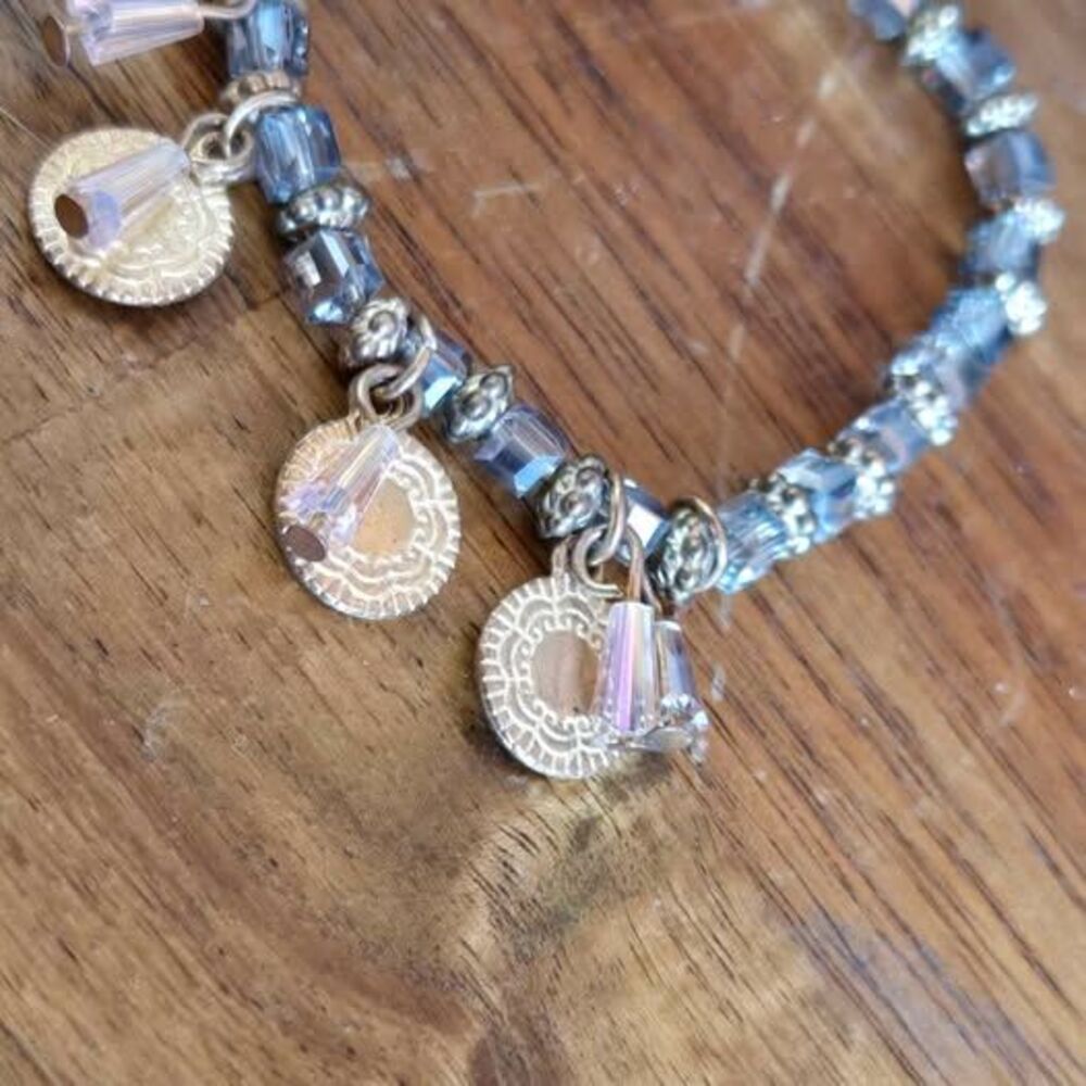 Gray Glass Beaded Stretch Charm Bracelet Gold Tone Spacers & Silver Tone Charms